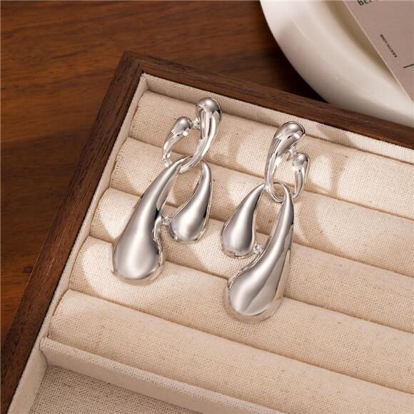 Irregular Gold Dangle Earrings – Elegant Teardrop Statement Jewelry - Picture 3 of 4